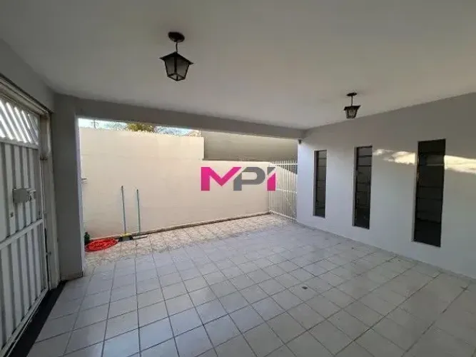 CASA À VENDA VILA GALVÃO - JUNDIAÍ/SP Terreno de 151,60m² - Área construída de 196m² - Trê