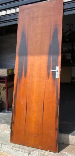 Porta USADA  com fechadura 2,10 x 0,70 madeira 