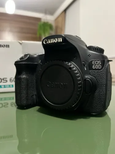 Câmera Canon EOS 60D + lente 18 -135mm 