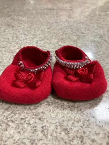 Sapatinhos de bebê vermelhos com detalhes