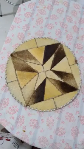 adorno de mesa em couro.