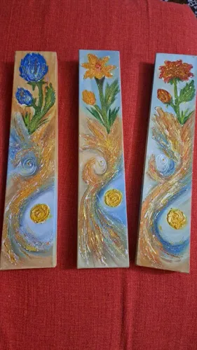 Três quadros decorativos com flores