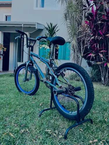 ? Bike Cross Stone Aro 20 - Azul/Quadro Cromado com as rodas azuis