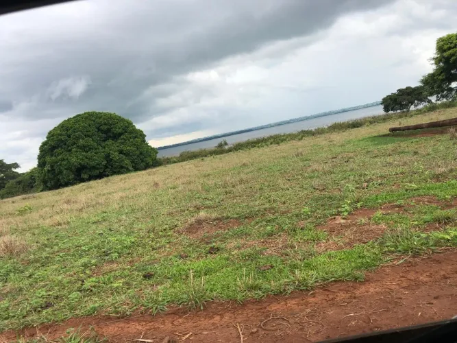 Fazenda na beira do rio grande
