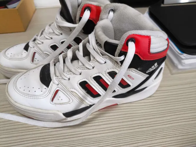 Tênis Adidas couro cano alto