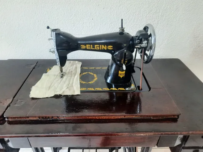 Máquina de Costura Elgin 