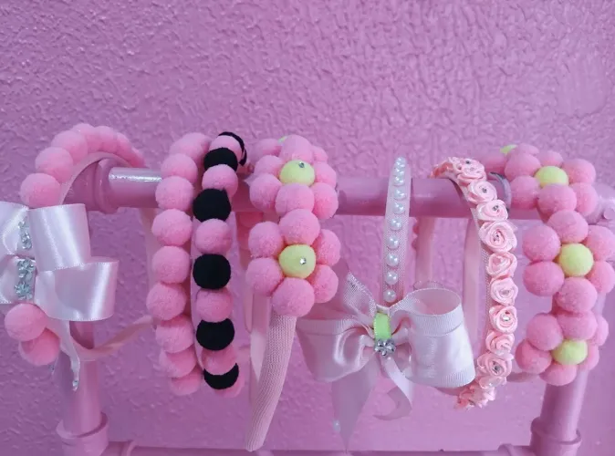 Tiaras, pulseiras, alcinha de celular e accesorios.