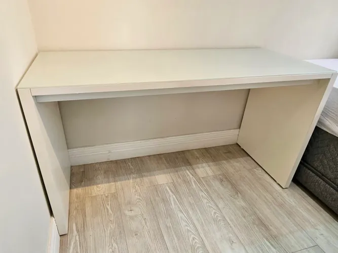 Escrivaninha Tok&Stok - tampo de vidro - Excelente estado