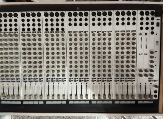 Mesa De Som Staner UX-24, R$1.600.00. *.