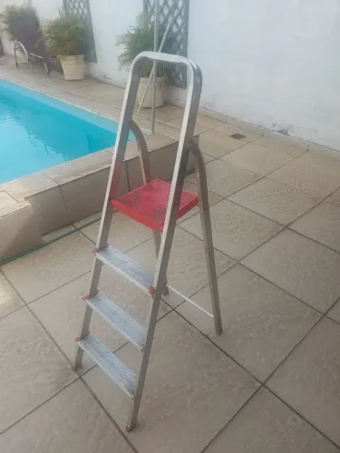 Escada de alumínio quatro degraus