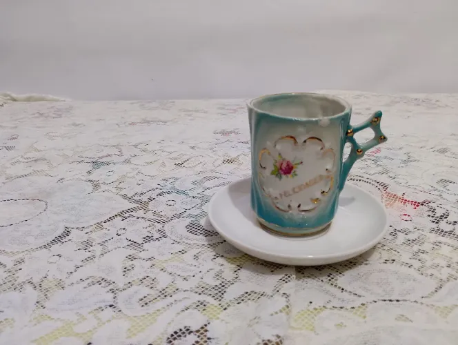 Xícara de porcelana com pires