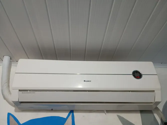 Ar condicionado Gree Com defeito na condensadora.