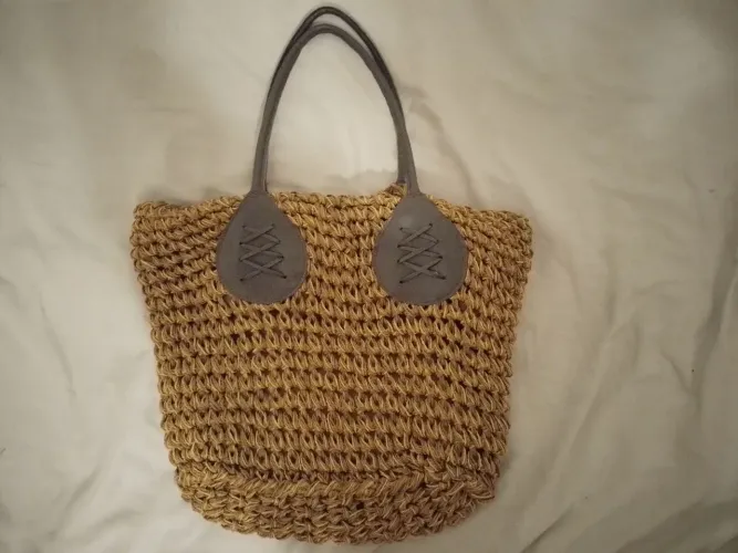 Bolsa de Palha Artesanal com Detalhes em Couro