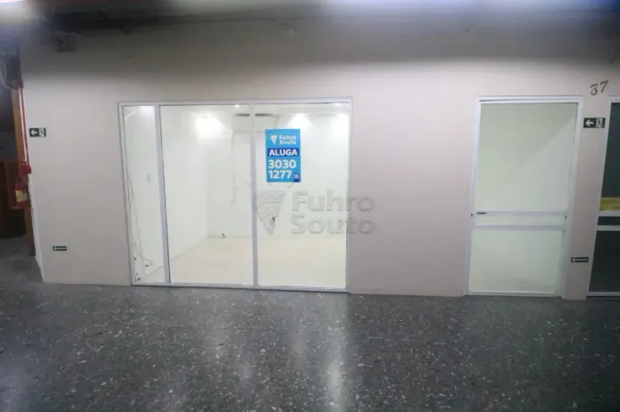 Sala Comercial com Vitrine no Shopping Calçadão - Centro de Pelotas!