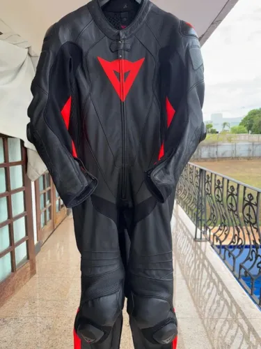 Kit Dainese Premium: Macacão Laguna Seca 5 + Bota Axial 2 + Luva Carbon (Usado 3x)