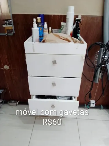 Espelho e móvel para salão