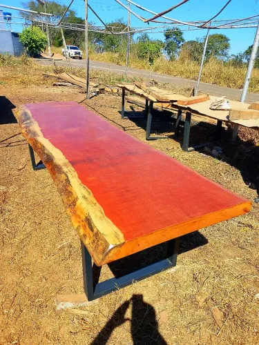 Mesa rústica de 3 metros de comprimento, madeira de Angelin pedra, fazemos entrega. 