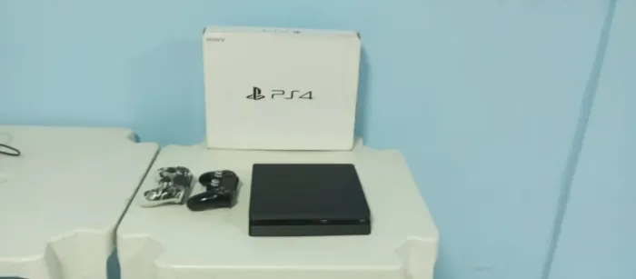 PS4 2 controles e 12 jogos físicos