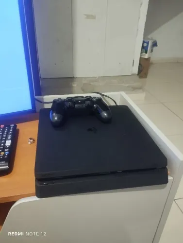 Ps4 Slim em estado de novo com dois jogos mídia física.