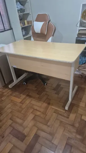 Mesa de estudo com.3 gavetas