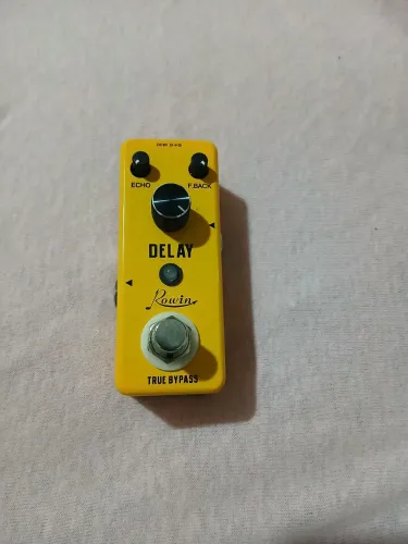 Pedal rowin 300 delay LEF-314 amarelo