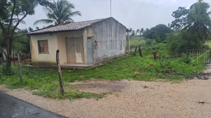Casa em terreno de 16x60 a beira da pista