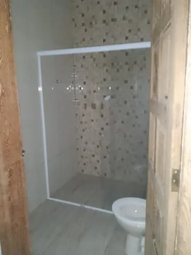 Alugo 1 casa com 2 quartos,2 banheiros,cozinha .Contato - *72área de serviço.