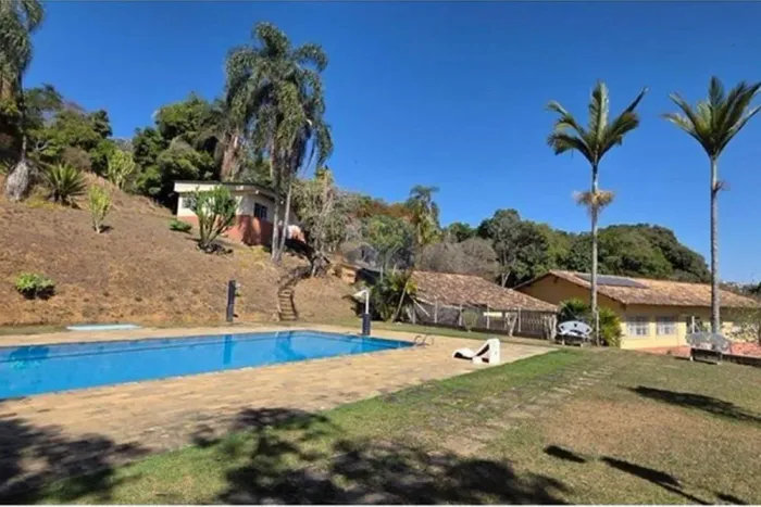 Sítio com casa 5 quartos, piscina, campo de futebol, energia solar, no bairro Graminha