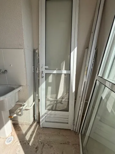 Porta de alumínio branco com vidro 2,30x0,55
