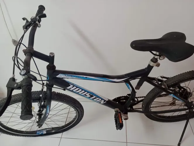 Vendo bicicleta Houston machas.