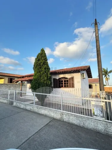 Casa à venda em Içara-SC, no Bairro Presidente Vargas: 2 quartos, 1 sala, 2 banheiros, 1 v