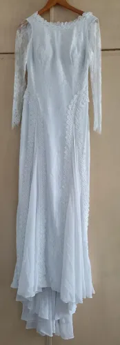 Vende-se 01 vestido de noiva e 01 vestido de madrinha novo. Acompanha 01 Hobby de cetim.