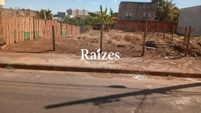 Terreno com 300 metros no bairro Shopping Park, próximo à Av Boulanger