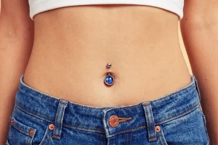 Piercing Curvado para Umbigo - Esfera com Pedra Azul (Haste Grande)
