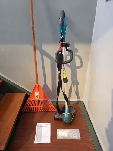 Aparador cortador roçadeira de grama a bateria 12v makita Ur100dzx