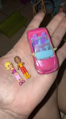 carrinho rosa em miniatura e duas bonecas pequenas da linha Polly Pocket