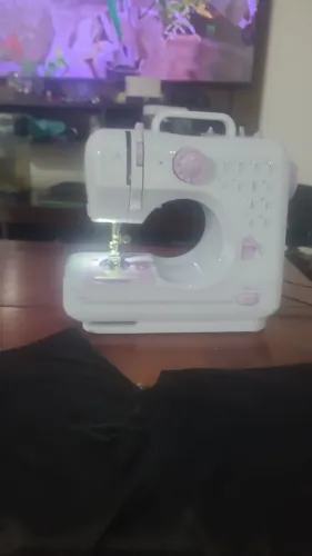 Vendo máquina de costura usada apenas 2 vezes está em perfeito está