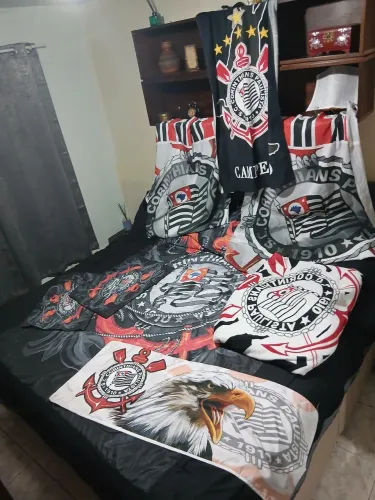 Coleção de produtos do Corinthians camisetas jogo de quarto etc