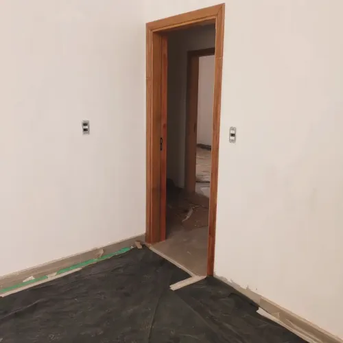 Instalação de porta de madeira e caixonete 