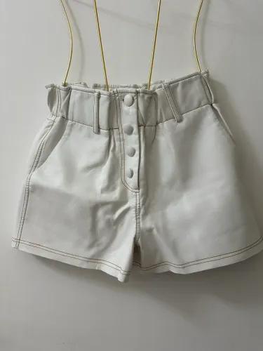 Shorts couro ecológico seminovo
