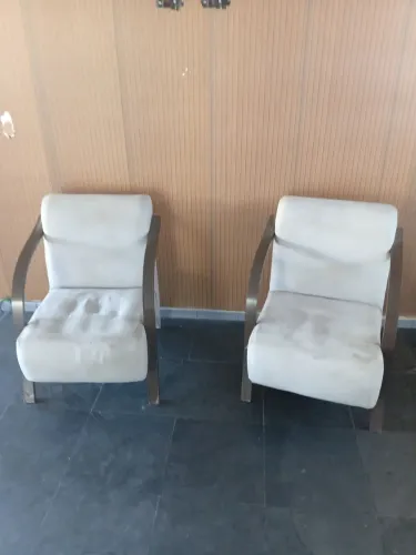Poltrona Decorativa Vintage com Braços em Madeira Maciça