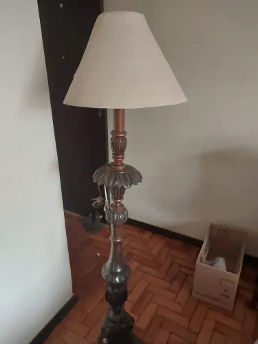 Vendo Abajur de madeira e outros - leia a descrição
