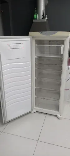 Vende um freezer semi novo 