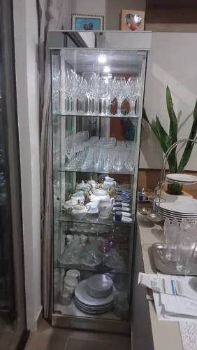 Vendo excelente cristaleira, design moderno, prateleiras de vidro e iluminação.