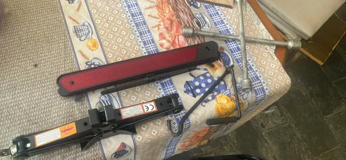 Kit Automotivo Completo - Macaco + Chave de Vela + Triângulo