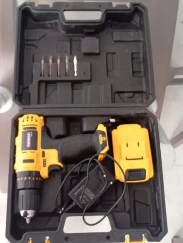 Parafusadeira TREVALLA 127 Volts COM MALETA