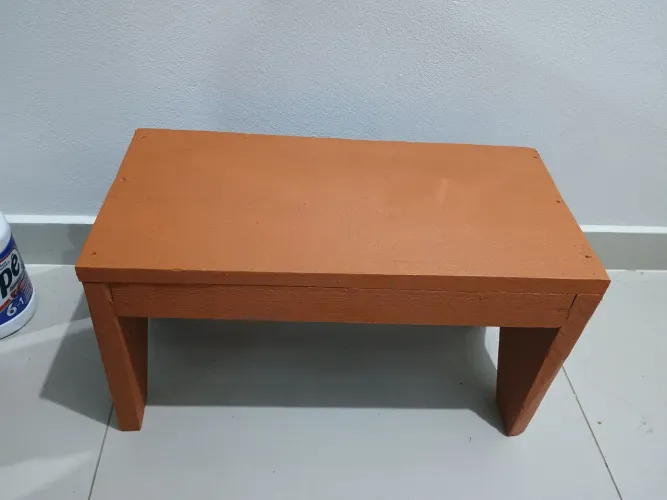 Banquinho rústico muito útil