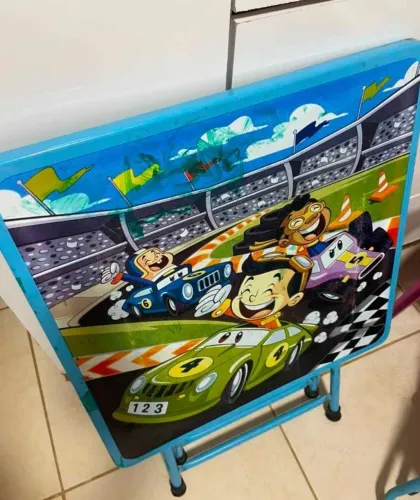 Mesa e cadeiras infantil