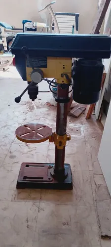 Furadeira de bancada Ferri de 5/8.