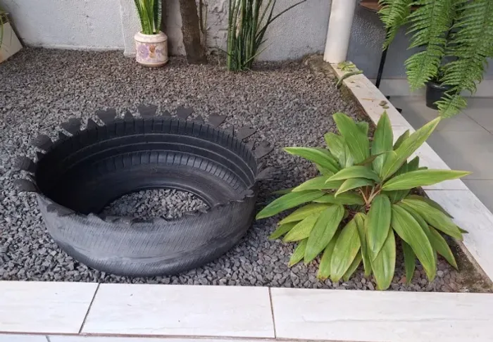 Vaso Ecológico de Pneu Decorativo para Jardim (Com Bordas de Coração)